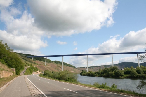 Hochmoselübergang bei Ürzig (Fotomontage). Quelle: Landesbetrieb Mobilität Trier.